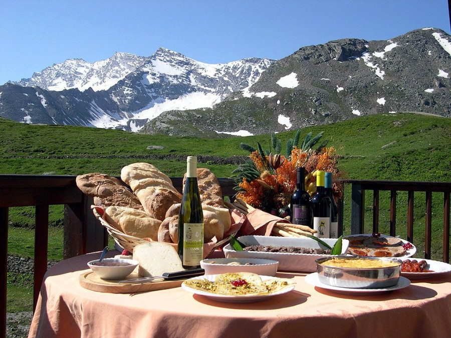 еду через горы. гора из еды. еду через горы. грузия еда горы. национальный парк банф канада дорога.