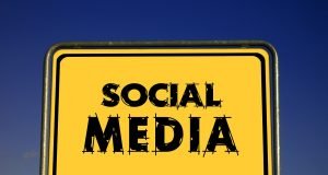 Tre lezioni Social Media per le imprese town-sign-1148028 1280